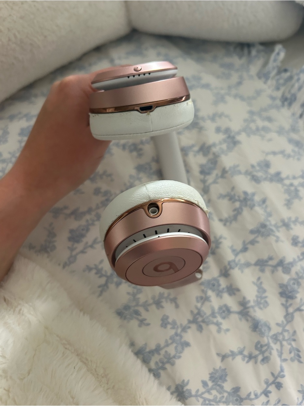 Wireless Solo 3 Beats by Dre Over-Ear Headphones - Rose Gold and White - Picture 5 of 13